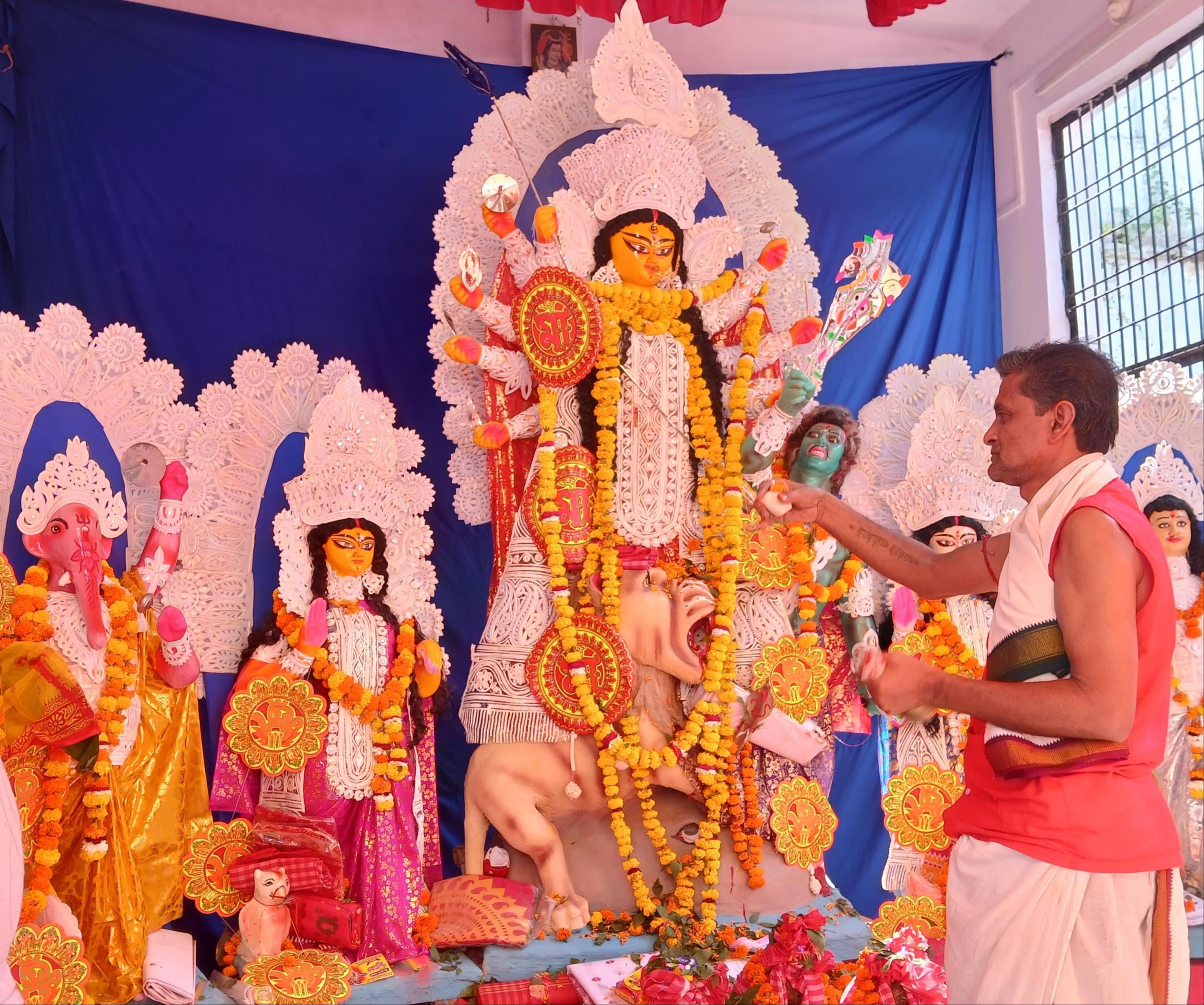 दुर्गापूजा पंडालों में पूजन करते श्रद्धालु। संवाद
