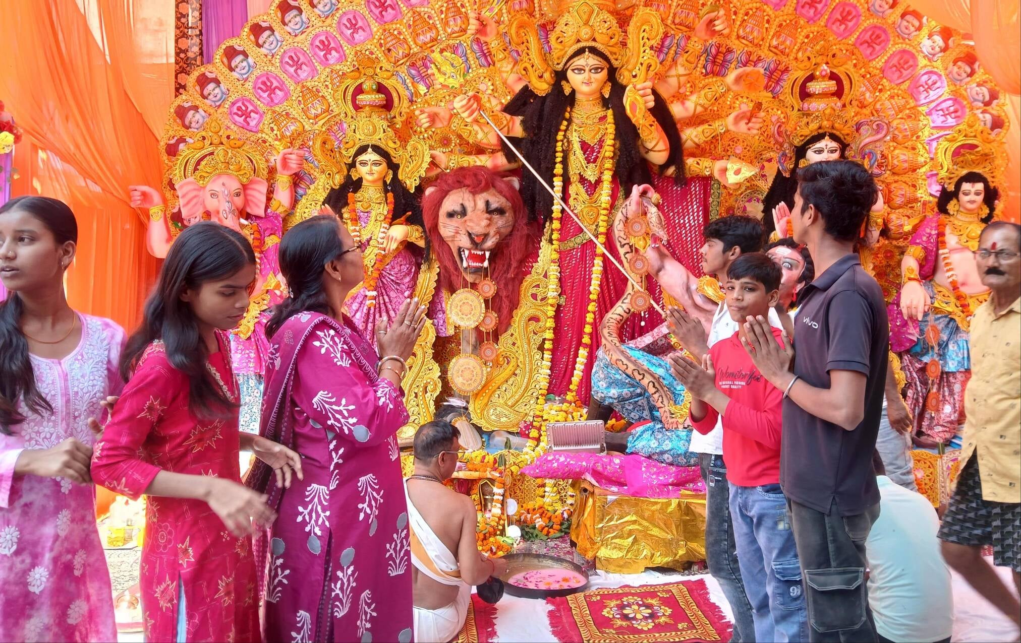 दुर्गापूजा पंडालों में पूजन करते श्रद्धालु। संवाद