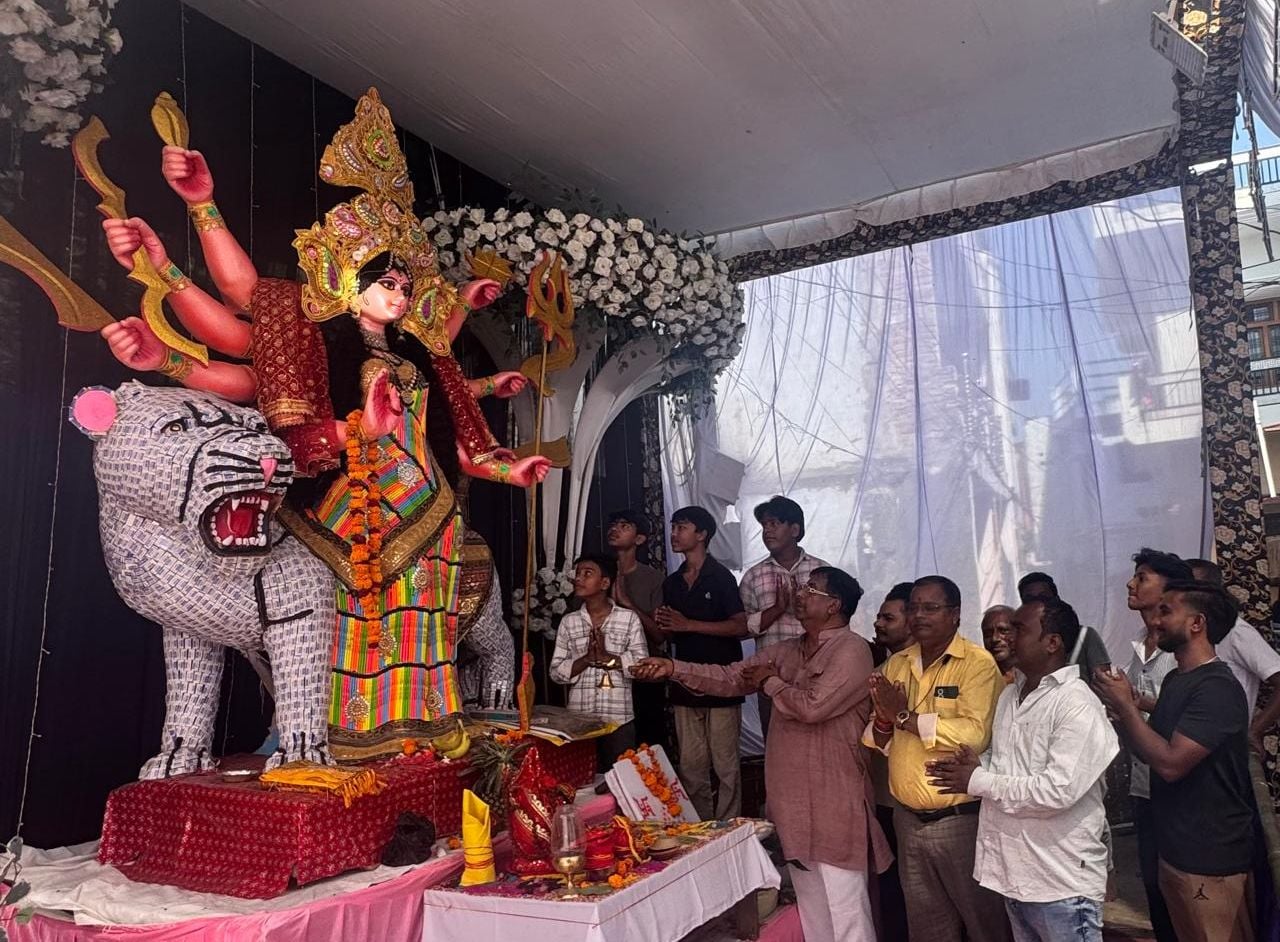 दुर्गापूजा पंडालों में पूजन करते श्रद्धालु। संवाद