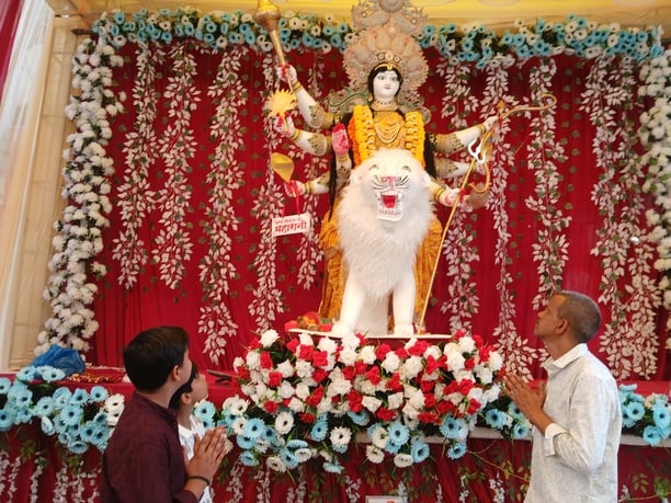 दुर्गापूजा पंडालों में पूजन करते श्रद्धालु। संवाद