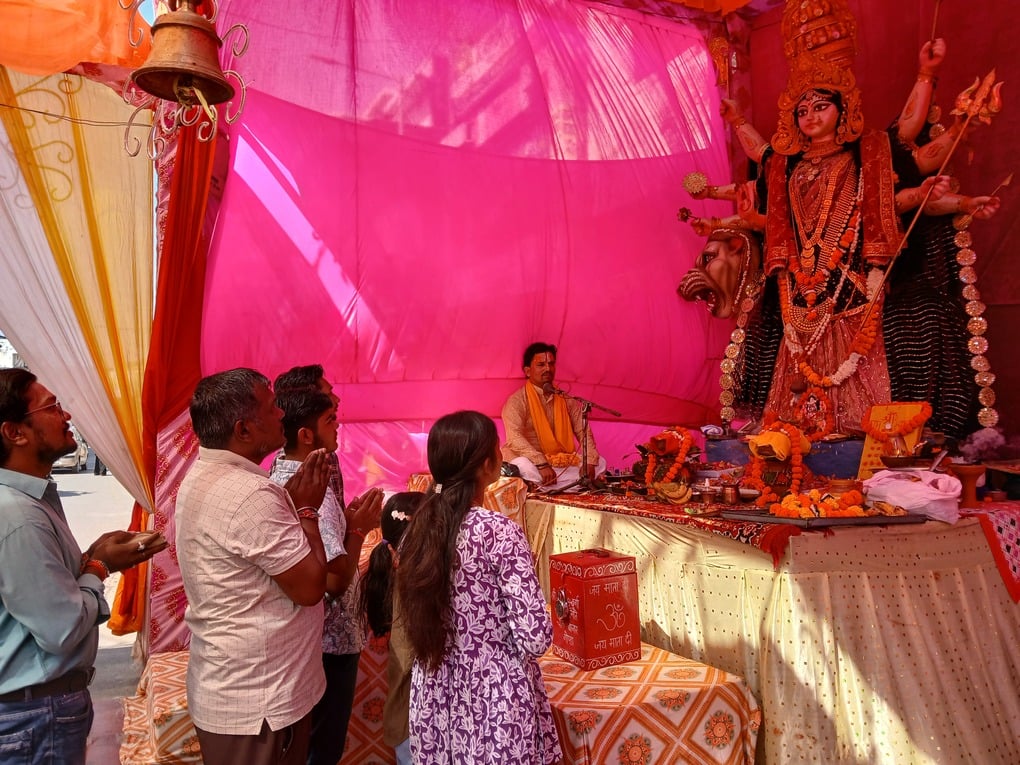 दुर्गापूजा पंडालों में पूजन करते श्रद्धालु। संवाद