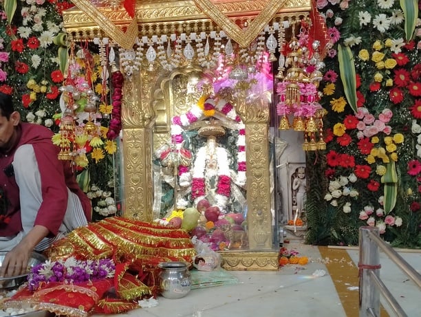 देवी मंदिर में दर्शन के लिए पहुंचे हनुमान स्वरूप। संवाद
