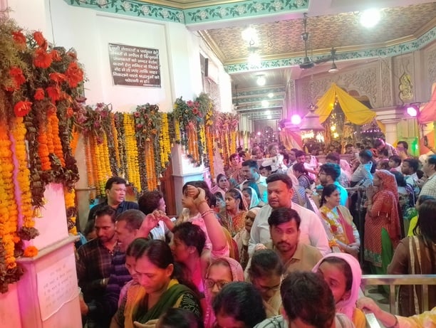 देवी मंदिर में दर्शन के लिए पहुंचे हनुमान स्वरूप। संवाद