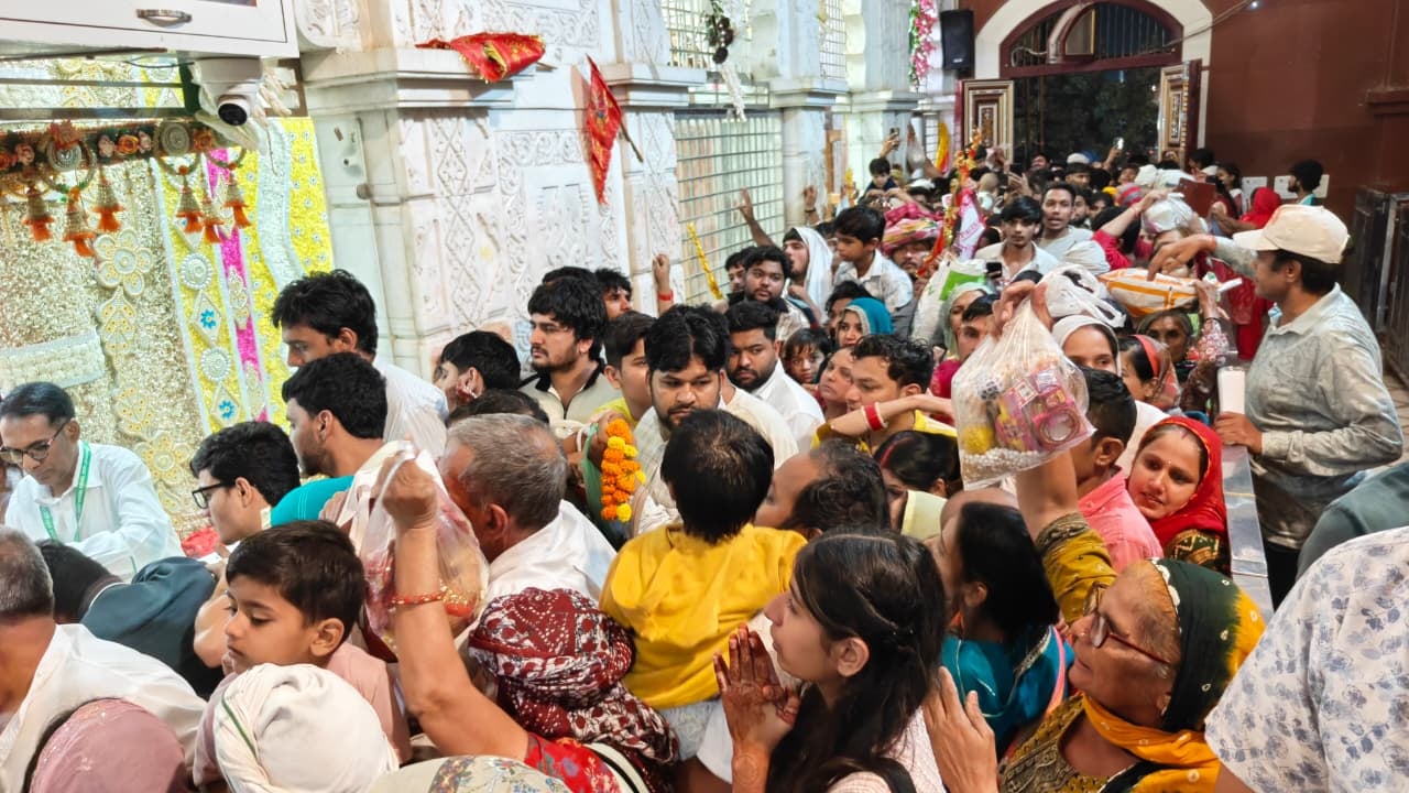 19jjrp04- बेरी स्थित माता भीमेश्वरी देवी के मंदिर में दर्शन के लिए उमड़ी श्रद्धालुओं की भीड़। 