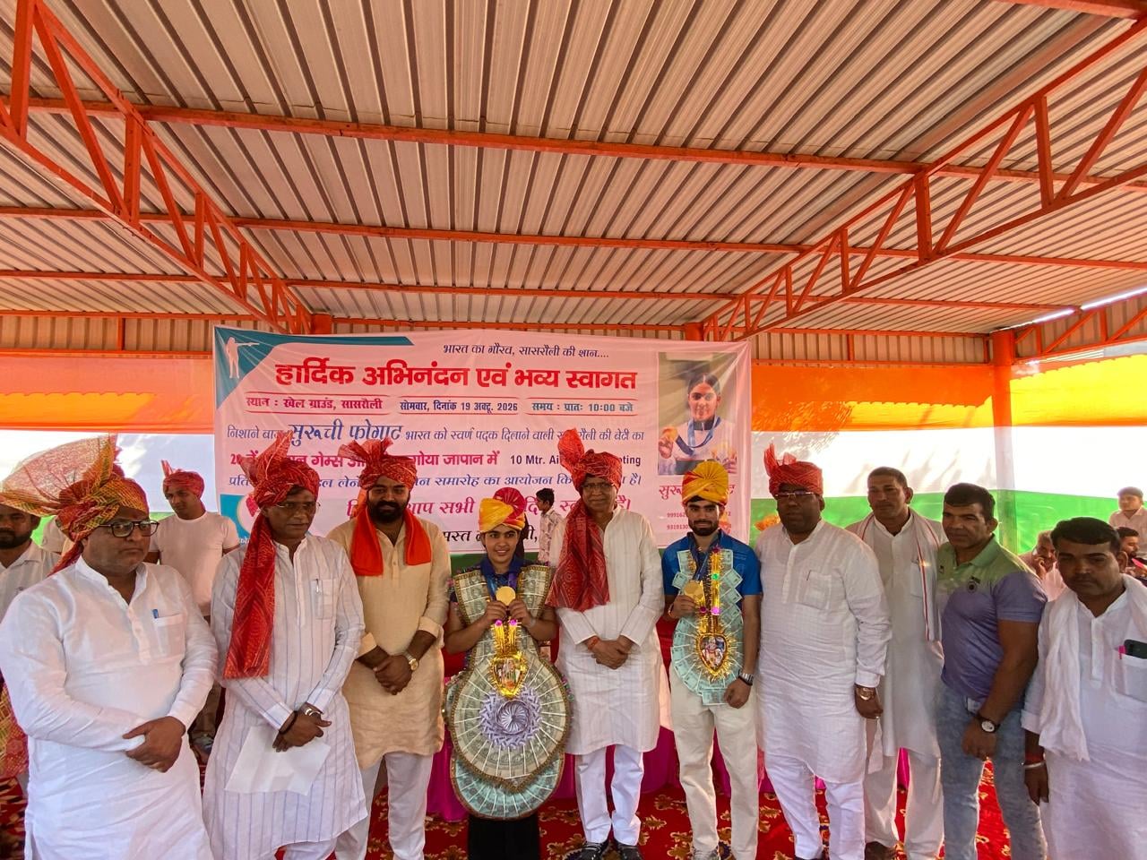 19jjrp16- सासरौली गांव में आयोजित कार्यक्रम में खिलाड़ी सुरुचित फौगाट को सम्मानित करते सांसद द