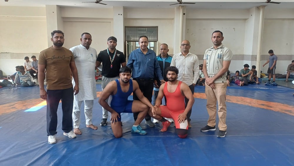 अंबाला छावनी स्थित एससी हॉस्टल परिसर में कुश्ती के ट्रायल के दौरान भिड़ते पहलवान। संवाद अंबाला छावनी स्थित एससी हॉस्टल परिसर में कुश्ती के ट्रायल के दौरान भिड़ते पहलवान। संवाद