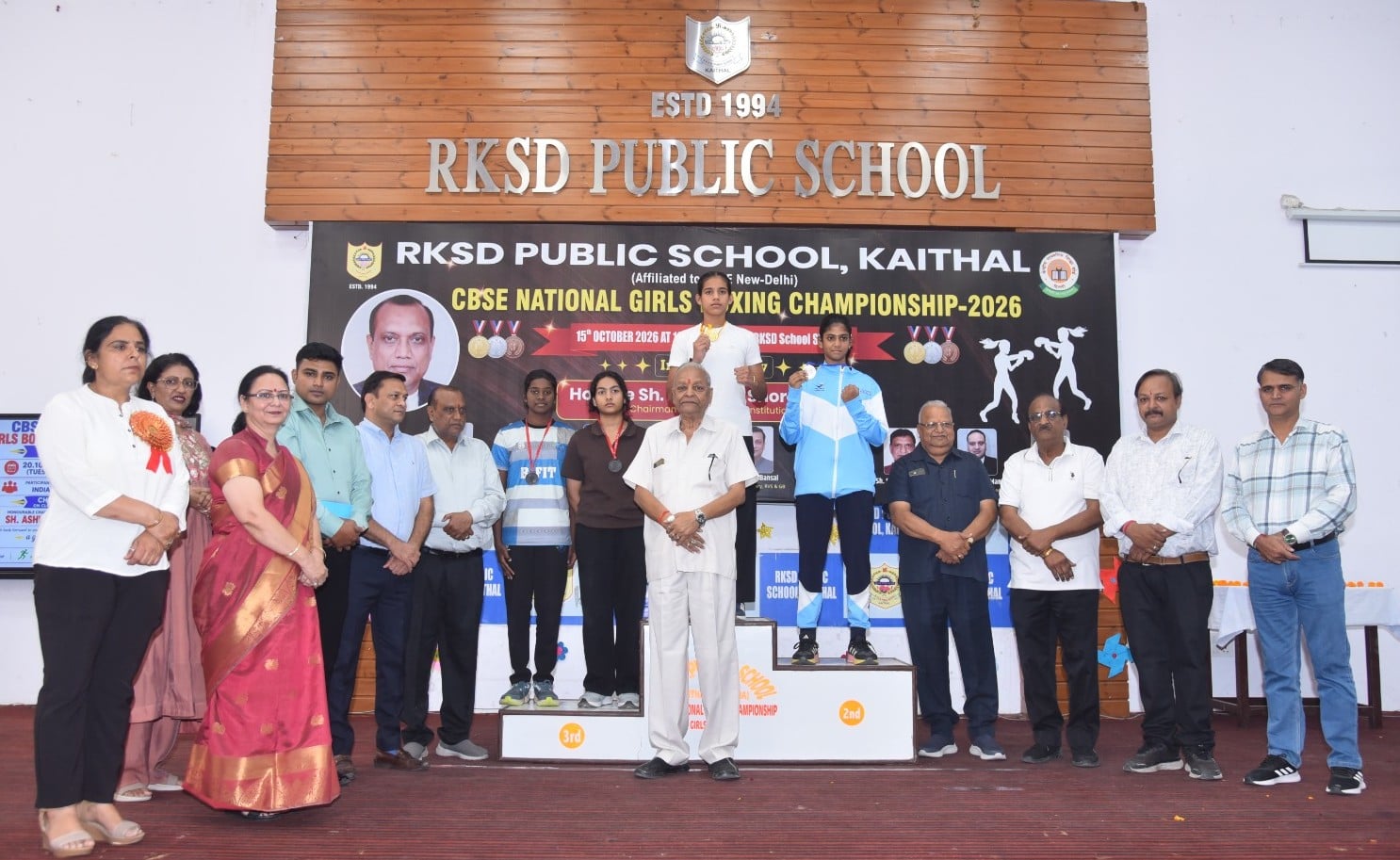 अंतिम दिन फाइनल मुकाबलों में गोल्ड के लिए पंच बरसातीं बॉक्सिंग खिलाड़ी। संवाद