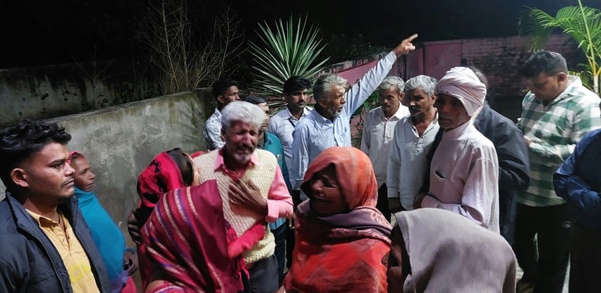 बिजनौर के जिला अस्पताल में अश्वनी की हत्या पर विलाप करते परिजन संवाद