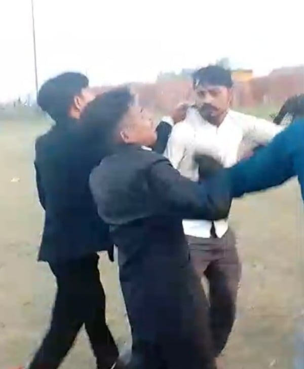 बिजनौर के जिला अस्पताल में अश्वनी की हत्या पर विलाप करते परिजन संवाद