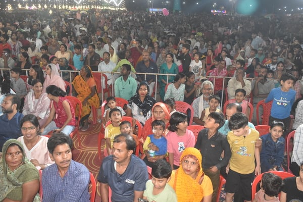 बुलंदशहर नुमाइश मैदान में धूं-धूं कर जलता रावण का पुतला। संवाद