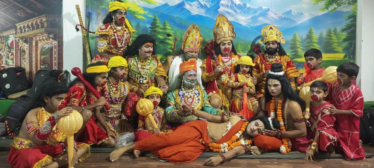 चौहनापुर में विभीषण शरणागति लीला का मंचन करते कलाकार। संवाद