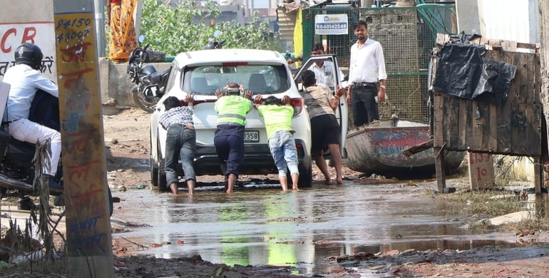 फैजुल्लागंज में बाढ़ से परेशानी। फैजुल्लागंज में बाढ़ से परेशानी।