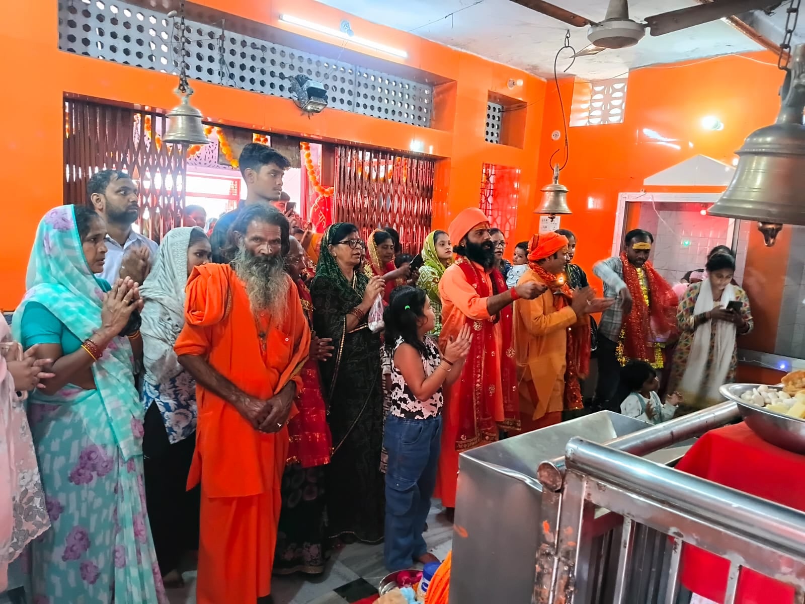 फोटो 01 - कासगंज में मां काली शोभा यात्रा के दौरान जयकारें लगाते श्रद्धालु। स्रोत : संवाद फोटो 01 - कासगंज में मां काली शोभा यात्रा के दौरान जयकारें लगाते श्रद्धालु। स्रोत : संवाद