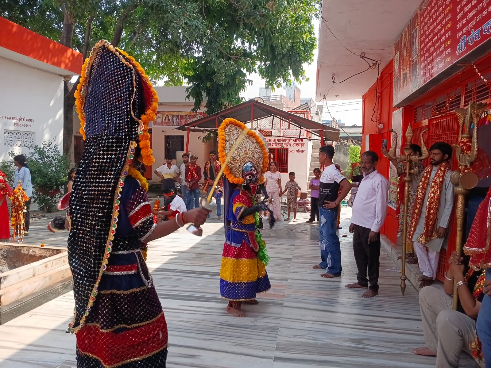 फोटो 01 - कासगंज में मां काली शोभा यात्रा के दौरान जयकारें लगाते श्रद्धालु। स्रोत : संवाद फोटो 01 - कासगंज में मां काली शोभा यात्रा के दौरान जयकारें लगाते श्रद्धालु। स्रोत : संवाद