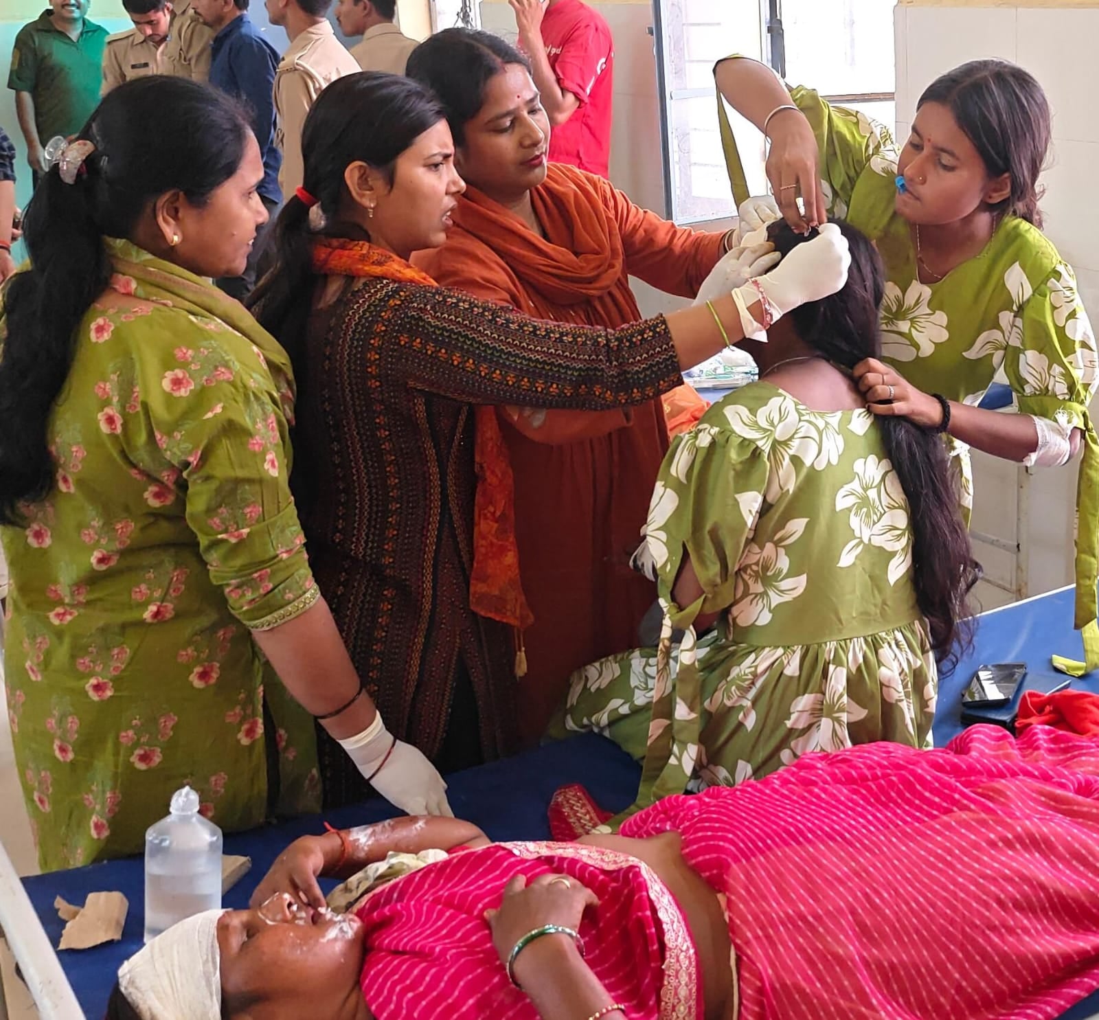 फोटो - 10 हादसे के बाद सीएचसी में भर्ती घायल। संवाद