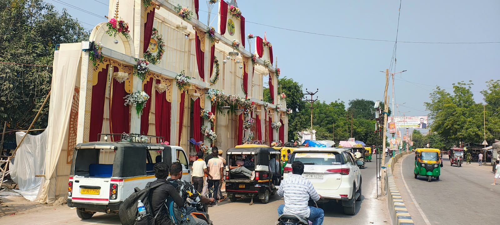 फोटो-10-काली माता मंदिर के पास बना पंडाल एकदम सड़क पर है और पास ही लाइन भी गुजरी है। अमर उजाला फोटो-10-काली माता मंदिर के पास बना पंडाल एकदम सड़क पर है और पास ही लाइन भी गुजरी है। अमर उजाला