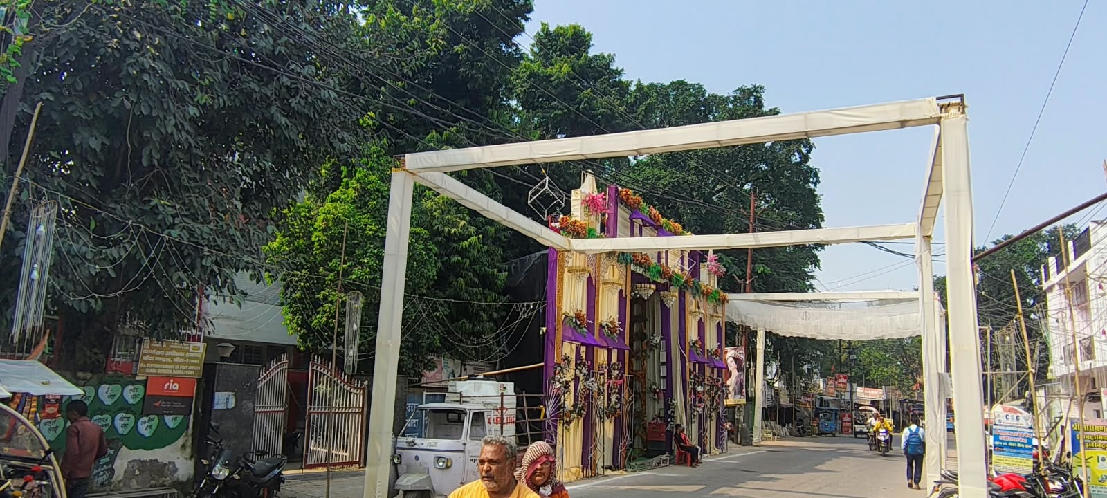 फोटो-10-काली माता मंदिर के पास बना पंडाल एकदम सड़क पर है और पास ही लाइन भी गुजरी है। अमर उजाला फोटो-10-काली माता मंदिर के पास बना पंडाल एकदम सड़क पर है और पास ही लाइन भी गुजरी है। अमर उजाला