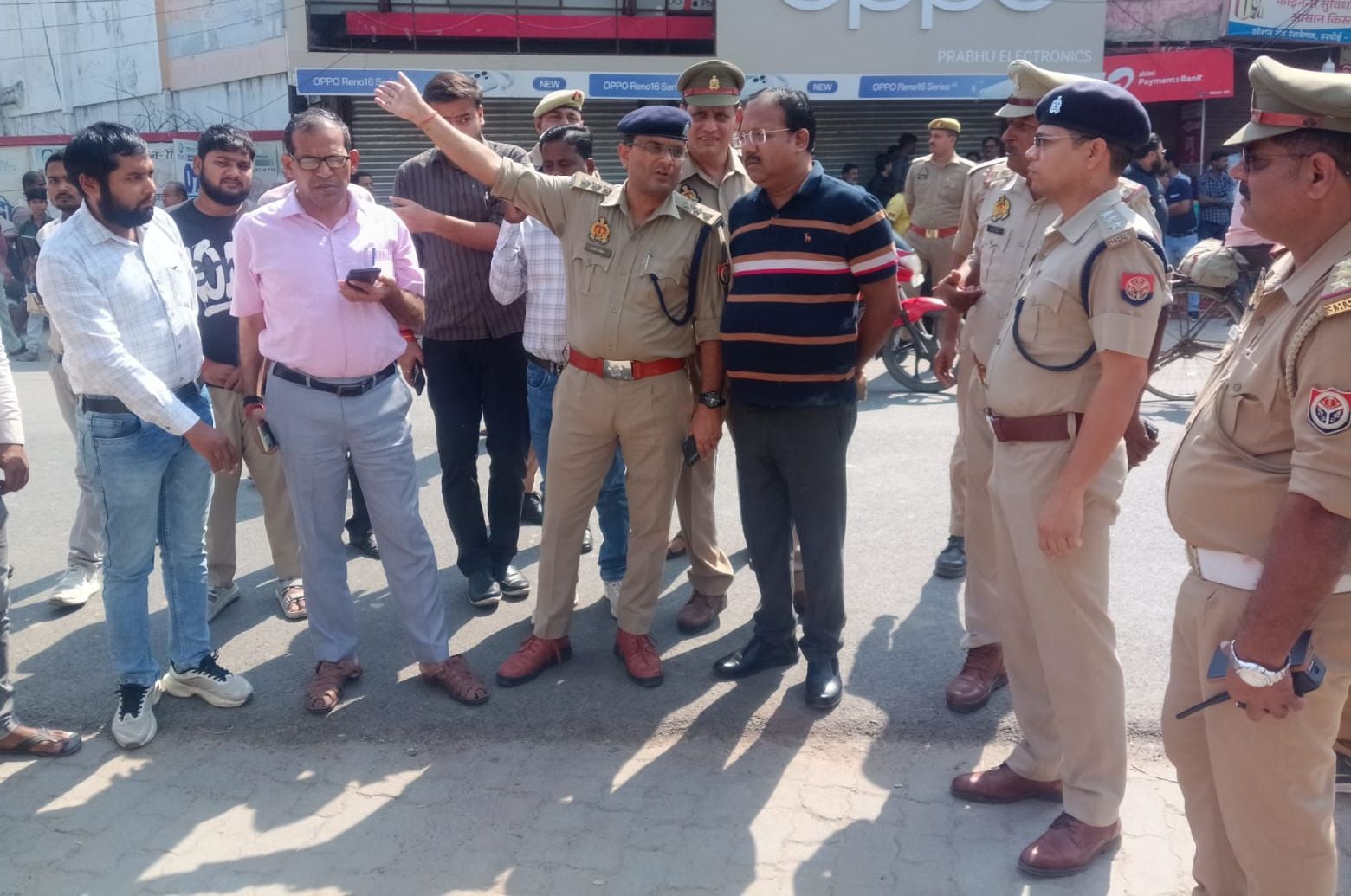 फोटो-11- स्टेशन रोड पर इसी गड्ढे से लीक हुई गैस पाइप लाइन। संवाद