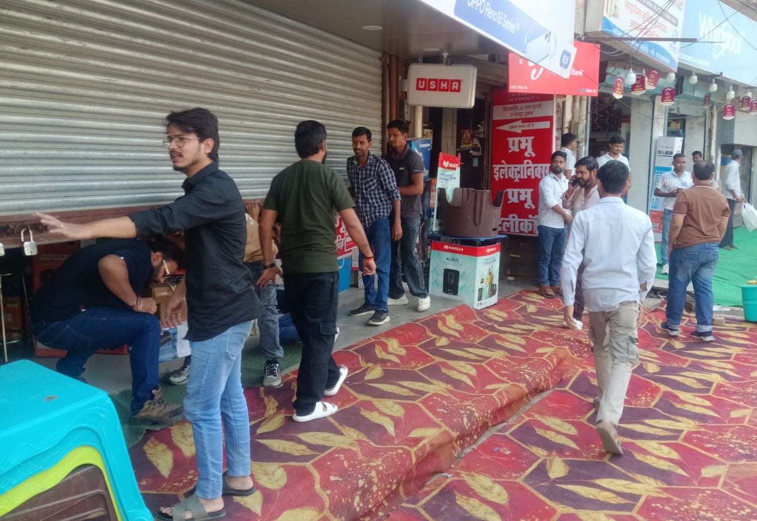 फोटो-11- स्टेशन रोड पर इसी गड्ढे से लीक हुई गैस पाइप लाइन। संवाद