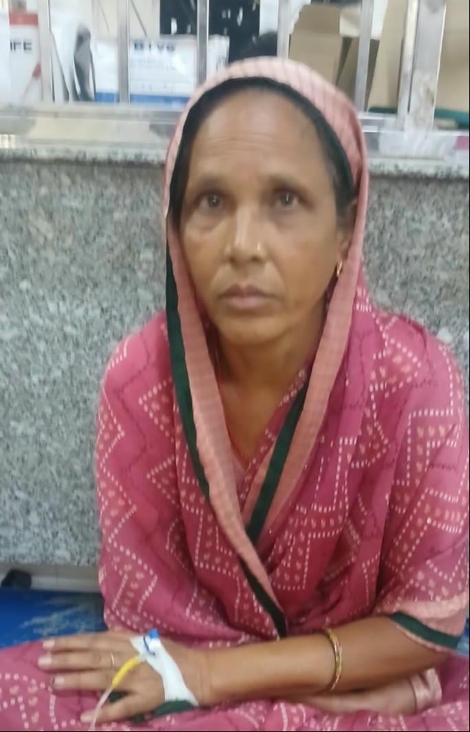 फोटो 13 - जिला अस्पताल में सर्पदंश से पीड़ित बालक का उपचार करते स्वास्थ्य कर्मी। स्रोत : संवाद फोटो 13 - जिला अस्पताल में सर्पदंश से पीड़ित बालक का उपचार करते स्वास्थ्य कर्मी। स्रोत : संवाद