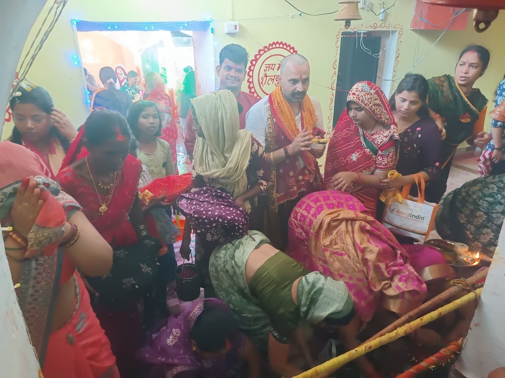 फोटो 19 सीकेटीपी 17 शंकर बाजार स्थित मंदिर में पूजन करते भक्त। संवाद फोटो 19 सीकेटीपी 17 शंकर बाजार स्थित मंदिर में पूजन करते भक्त। संवाद