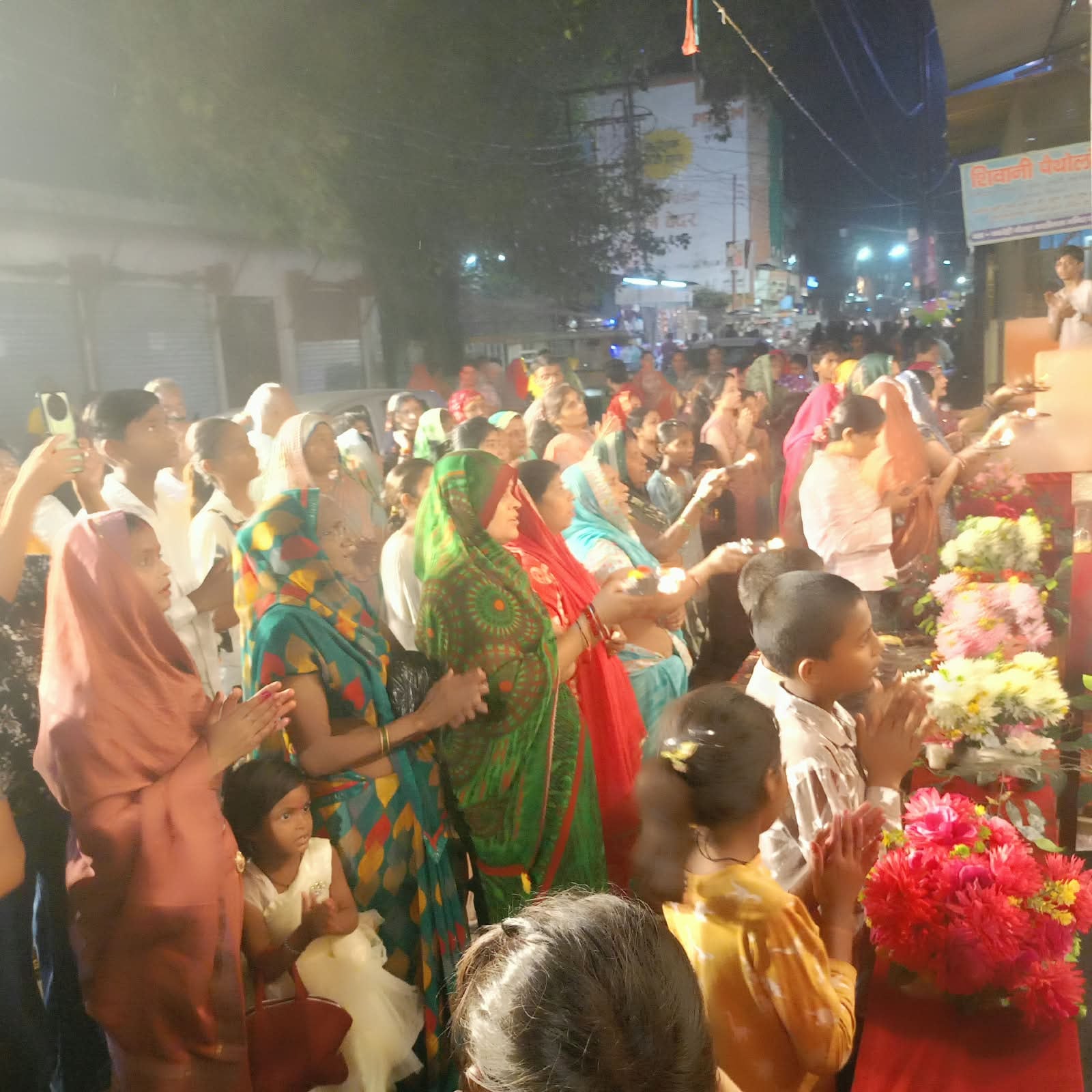फोटो 19 सीकेटीपी 17 शंकर बाजार स्थित मंदिर में पूजन करते भक्त। संवाद फोटो 19 सीकेटीपी 17 शंकर बाजार स्थित मंदिर में पूजन करते भक्त। संवाद