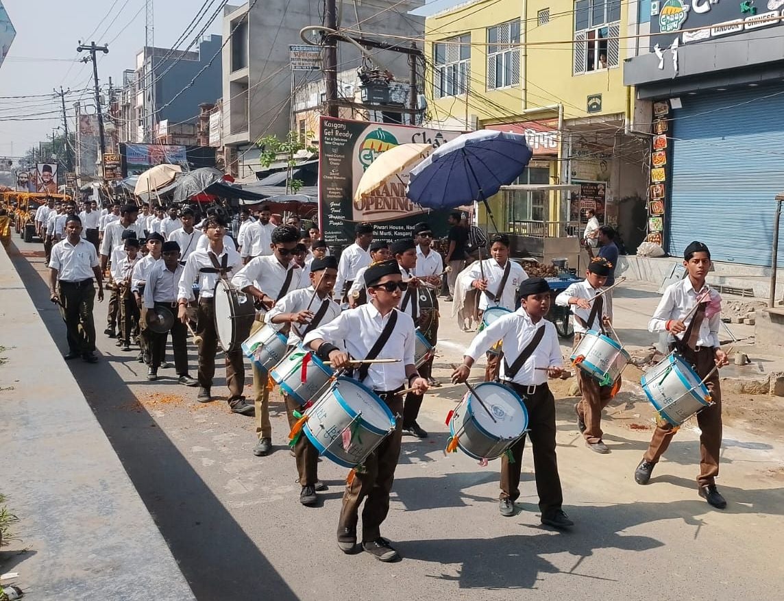 फोटो 36- प्रभुपार्क में आरएसएस द्वारा आयोजित कार्यक्रम में मंचासीन एटा विभाग के विभाग संघचालक उ
