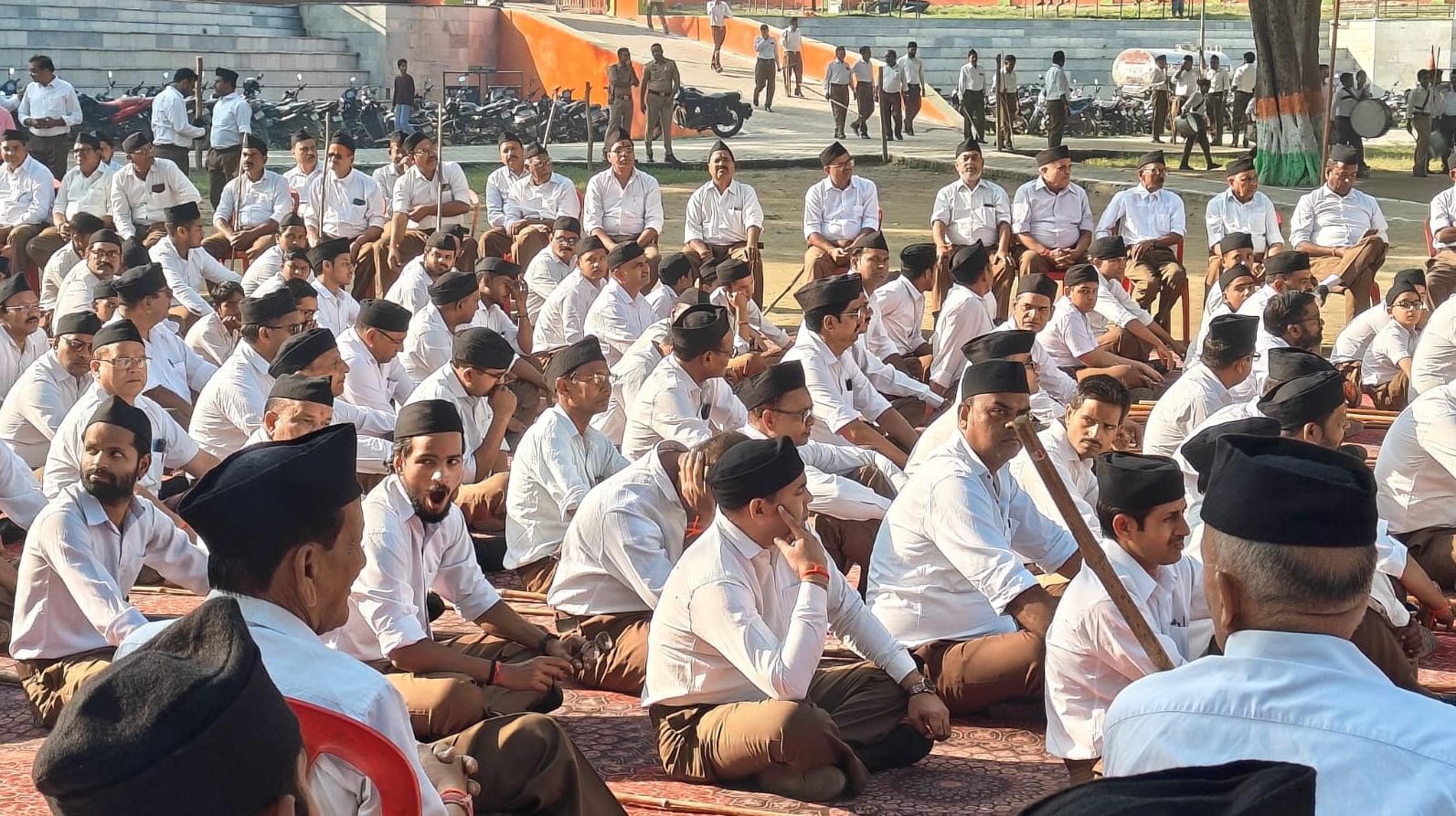 फोटो 36- प्रभुपार्क में आरएसएस द्वारा आयोजित कार्यक्रम में मंचासीन एटा विभाग के विभाग संघचालक उ