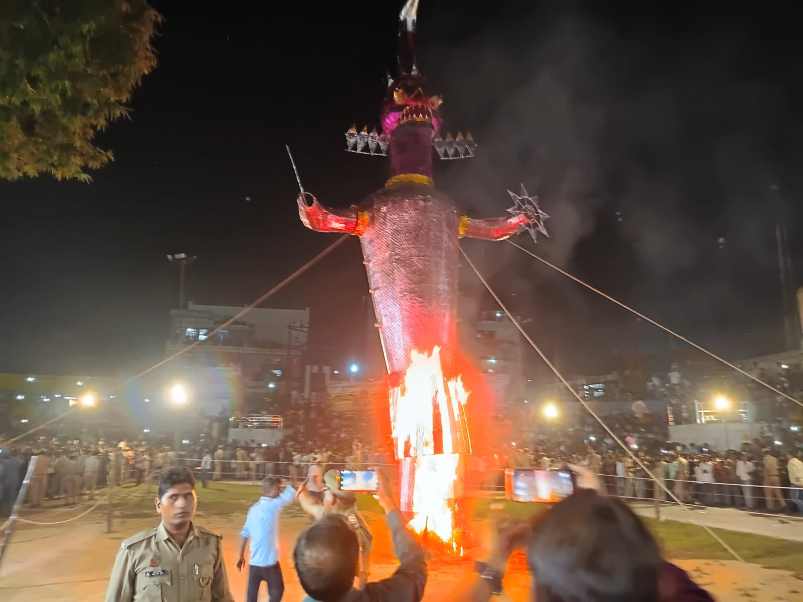 फोटो 64 - कासगंज प्रभु पार्क में श्रीराम रावण के बीच रथ पर होता युद्ध एवं मौजूद भीड़। स्रोत : स