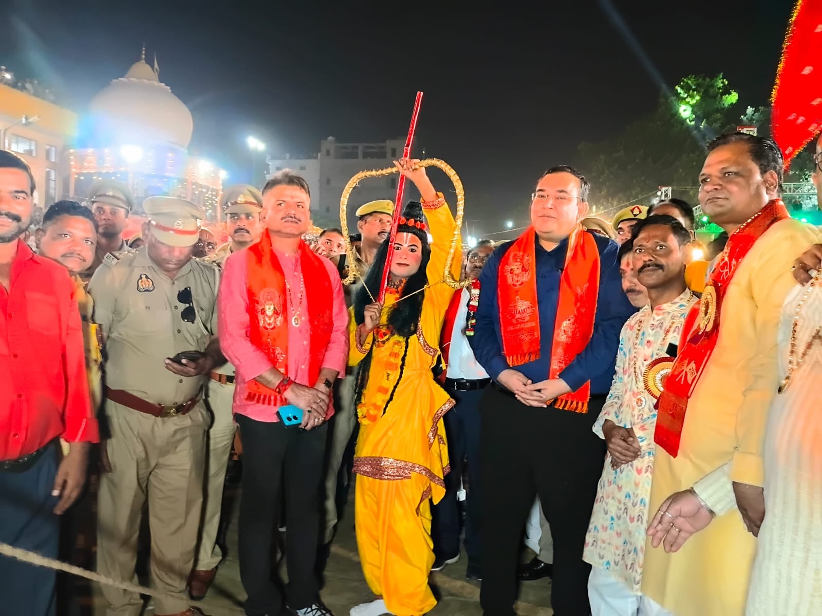 फोटो 64 - कासगंज प्रभु पार्क में श्रीराम रावण के बीच रथ पर होता युद्ध एवं मौजूद भीड़। स्रोत : स