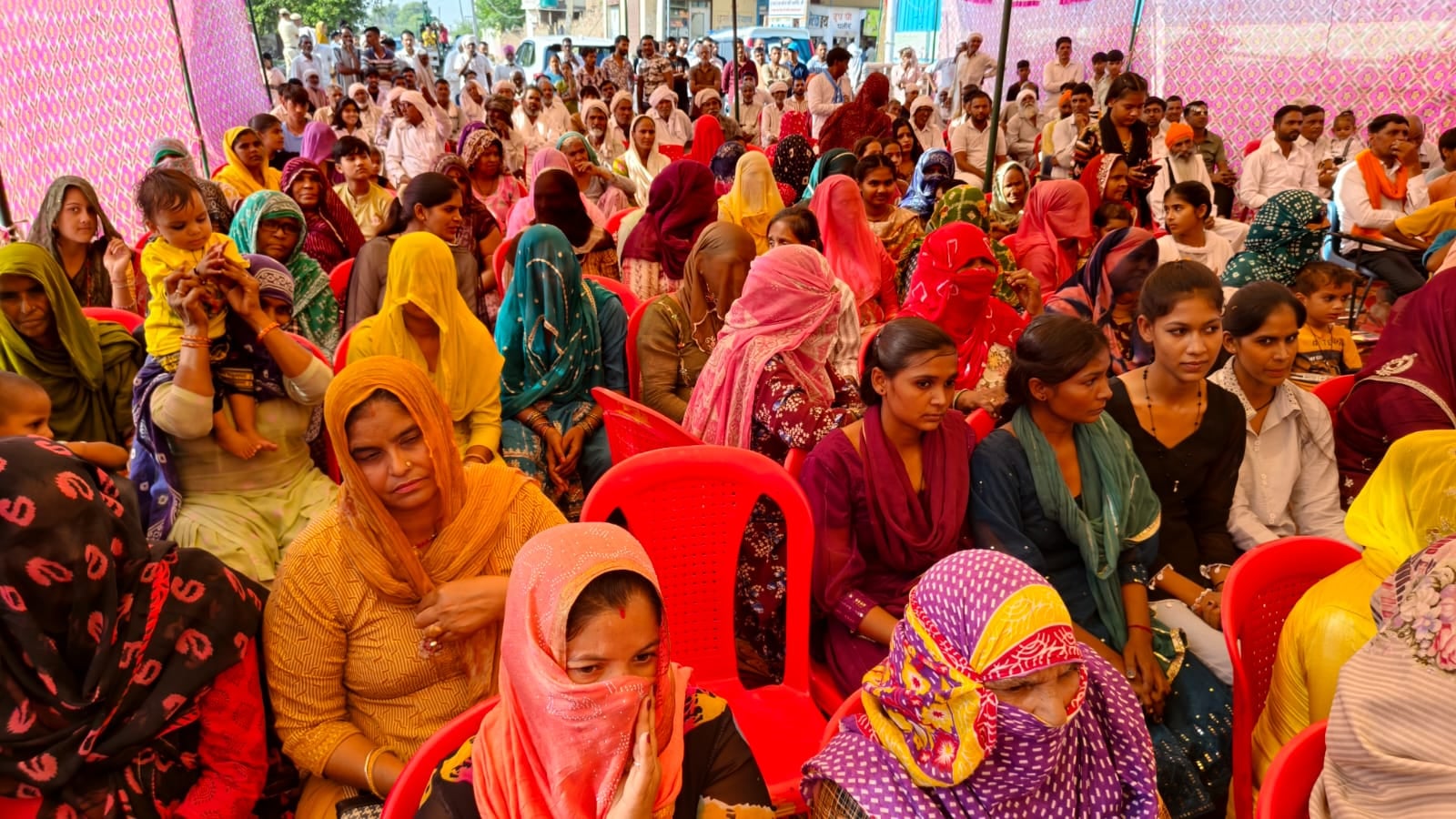 फोटो 8 नरवाना। ग्रामीणों को संबोधित करते हुए कैबिनेट मंत्री कृष्ण कुमार बेदी। स्रोत प्रशासन