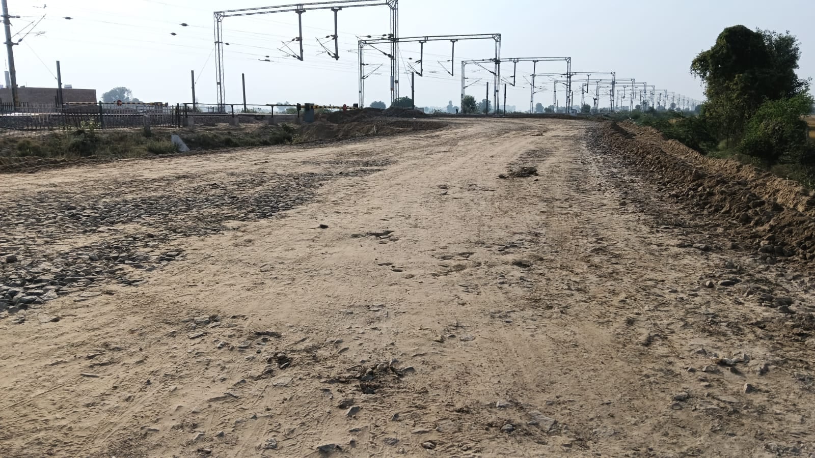 फोटो कैप्शन :- जाखल रेलवे अस्थायी फाटक का काम जो रेलवे द्वारा किया जा रहा