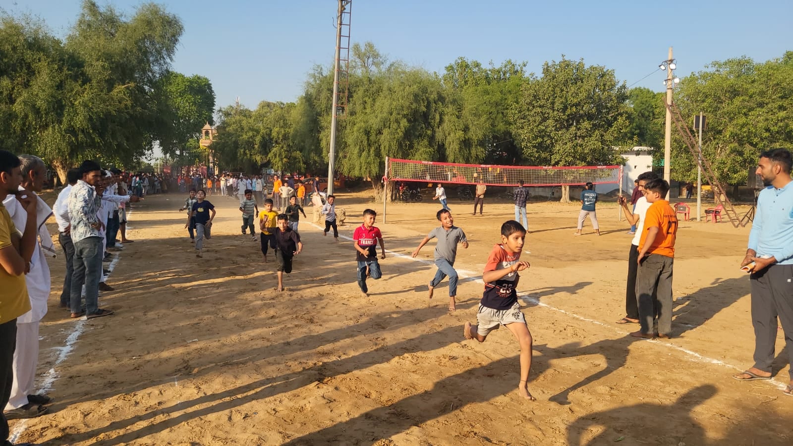 फोटो संख्या:-55 गांव सिसोठ के माता भूरा भवानी मंदिर में मटका दौड़ प्रतियोगिता में हिस्सा लेती म