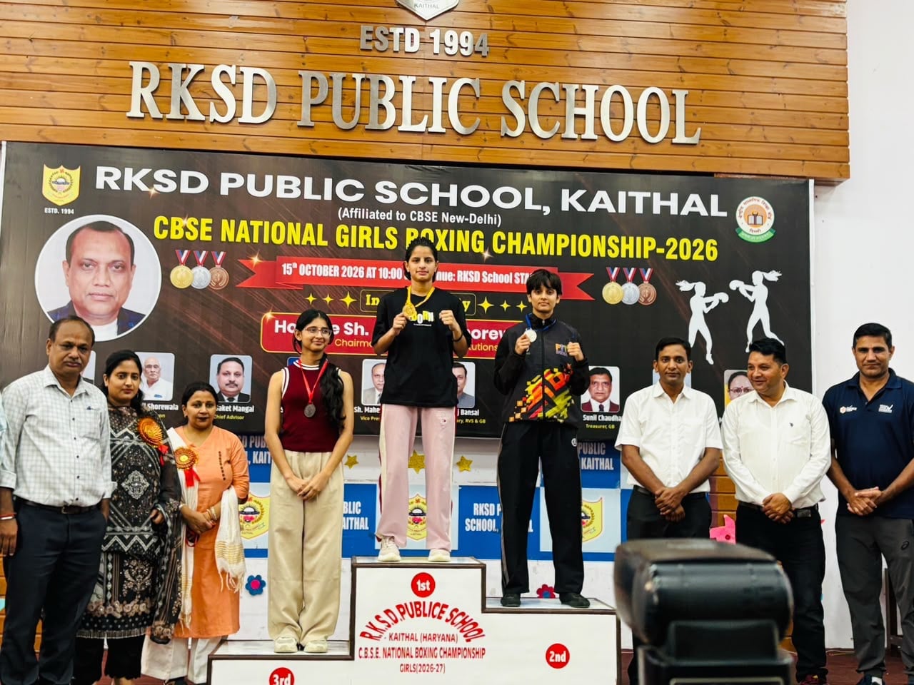 गोल्ड मेडल जीतने पर सम्मानित होते हुए निष्ठा तंवर। संवाद