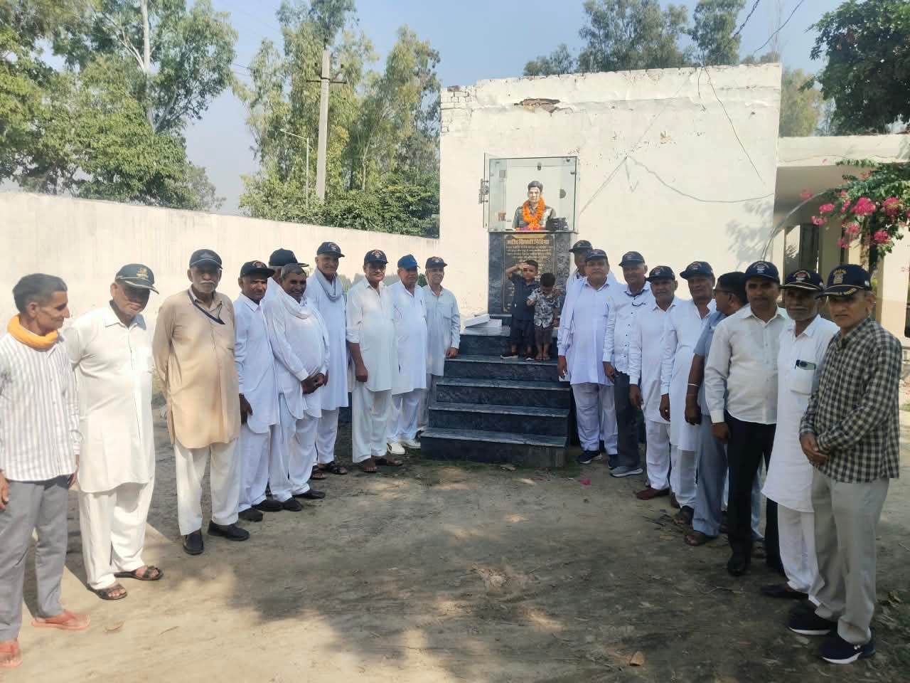 गांव भाना में शहीद सिपाही मिठिया राम के स्मारक पर पुष्प अर्पित कर श्रद्धांजलि देते पूर्व सैनिक गांव भाना में शहीद सिपाही मिठिया राम के स्मारक पर पुष्प अर्पित कर श्रद्धांजलि देते पूर्व सैनिक