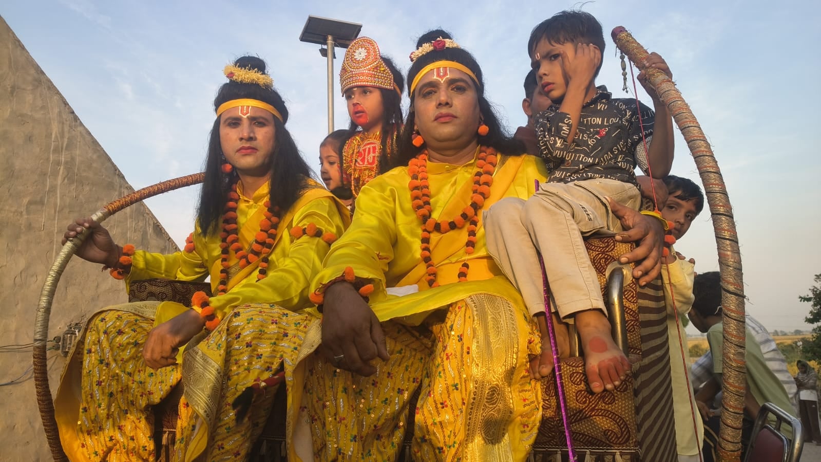 गांव बिरथे बाहरी में दशहरा पर्व के अवसर पर निकाली गई शोभायात्रा में शामिल भगवान श्रीराम, माता स