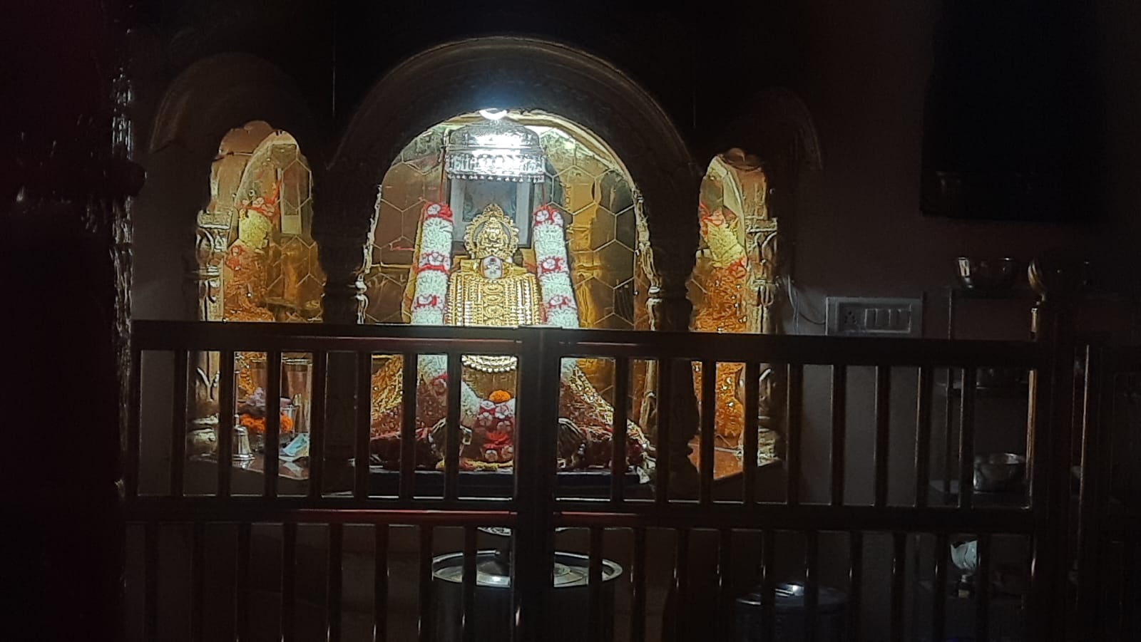 जगाधरी के देवी भवन मंदिर में दर्शनों के लिए लगी श्रद्धालुओं की भीड़। संवाद