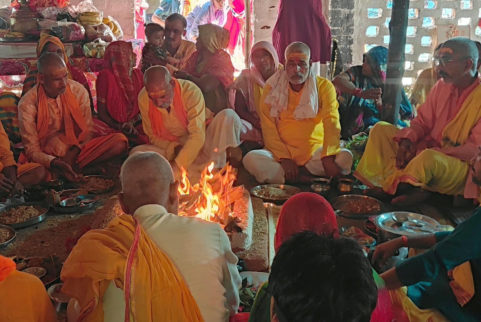 जलालाबाद में दुर्गा मूर्ति विसर्जन यात्रा में शामिल श्रद्धालु। संवाद 
