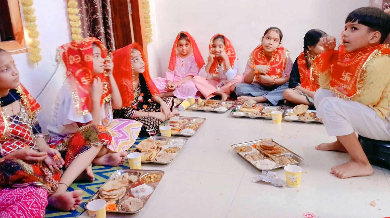 जलालाबाद में दुर्गा मूर्ति विसर्जन यात्रा में शामिल श्रद्धालु। संवाद 