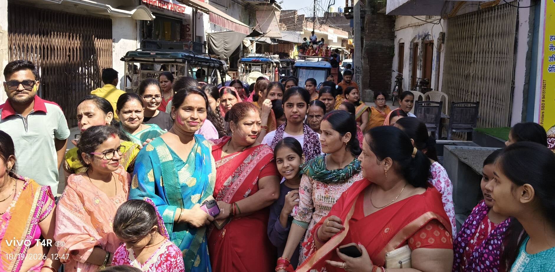 जलालाबाद में दुर्गा मूर्ति विसर्जन यात्रा में शामिल श्रद्धालु। संवाद 