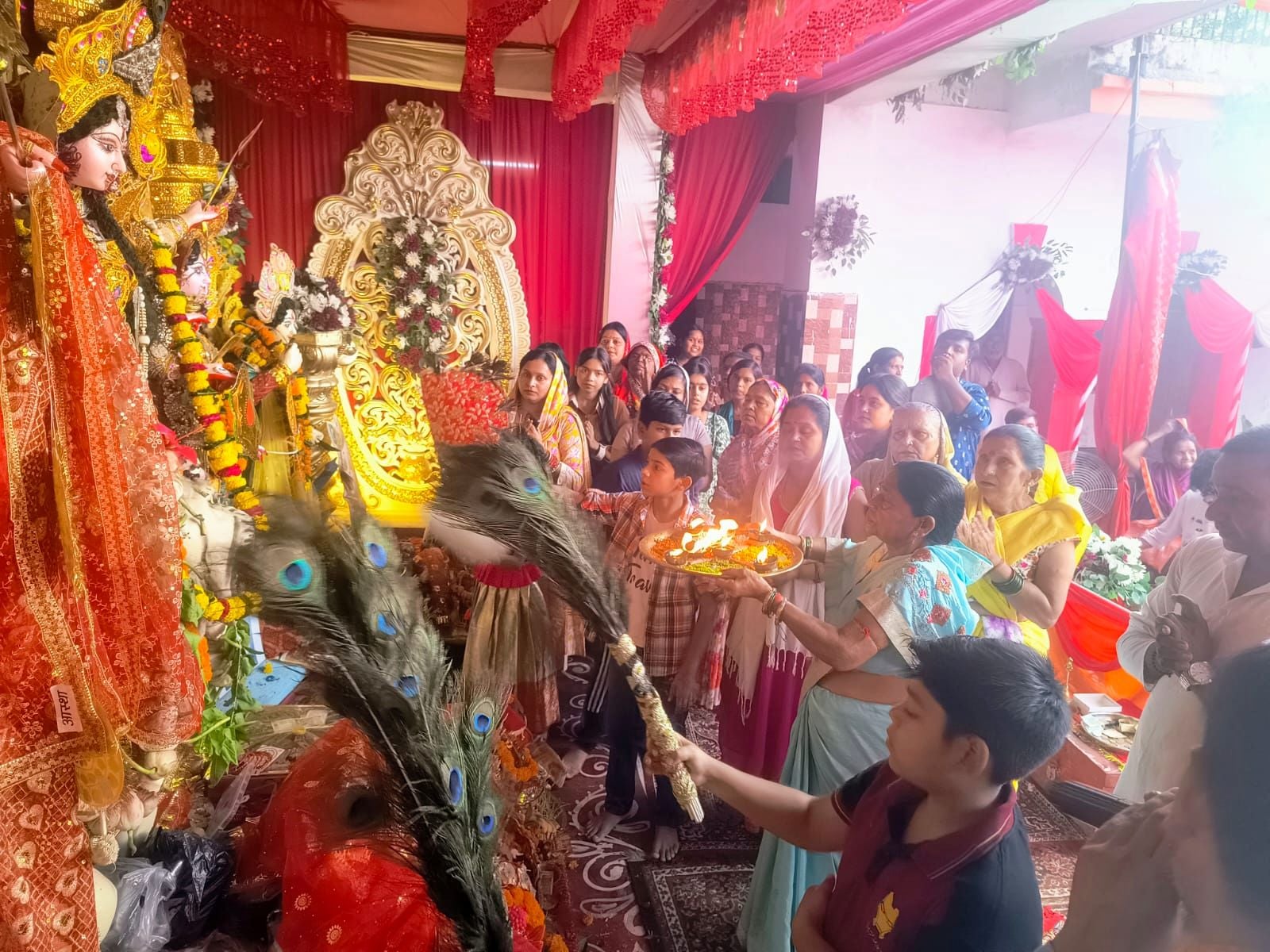 जलालाबाद में दुर्गा मूर्ति विसर्जन यात्रा में शामिल श्रद्धालु। संवाद 