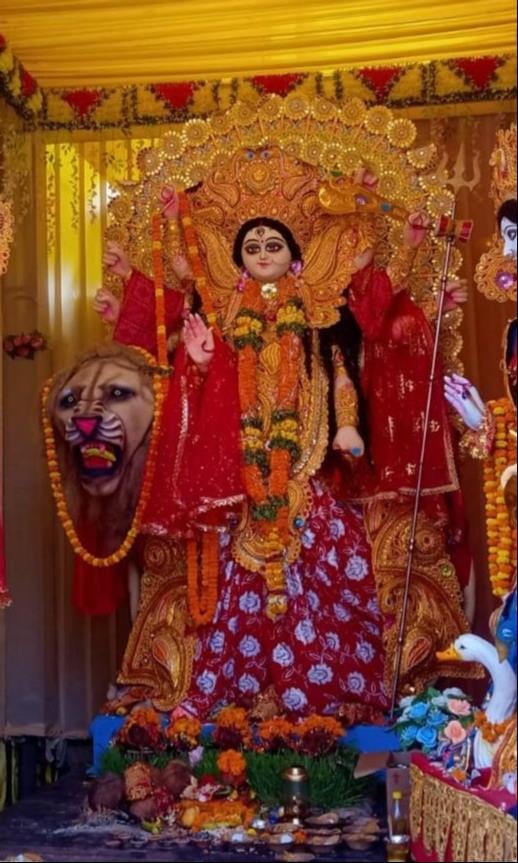 ज्ञानपुर में हाथ से मां दुर्गा की मूर्ती बनाकर पुजा करता प्रांजल मोदनवाल। संवाद ज्ञानपुर में हाथ से मां दुर्गा की मूर्ती बनाकर पुजा करता प्रांजल मोदनवाल। संवाद