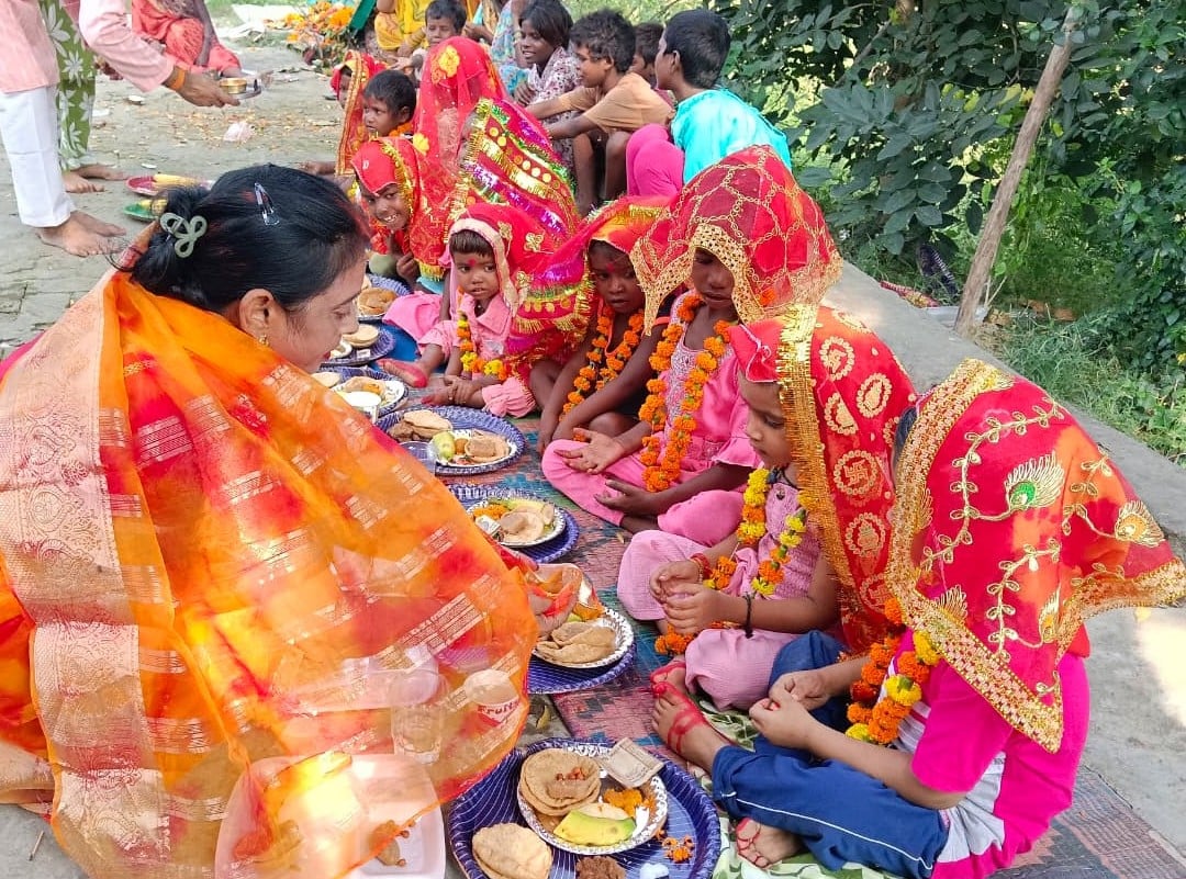 ज्ञानपुर में हाथ से मां दुर्गा की मूर्ती बनाकर पुजा करता प्रांजल मोदनवाल। संवाद ज्ञानपुर में हाथ से मां दुर्गा की मूर्ती बनाकर पुजा करता प्रांजल मोदनवाल। संवाद