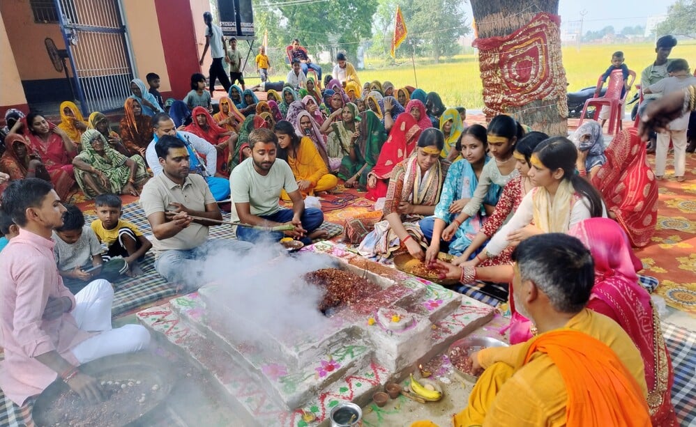 ज्ञानपुर में हाथ से मां दुर्गा की मूर्ती बनाकर पुजा करता प्रांजल मोदनवाल। संवाद ज्ञानपुर में हाथ से मां दुर्गा की मूर्ती बनाकर पुजा करता प्रांजल मोदनवाल। संवाद