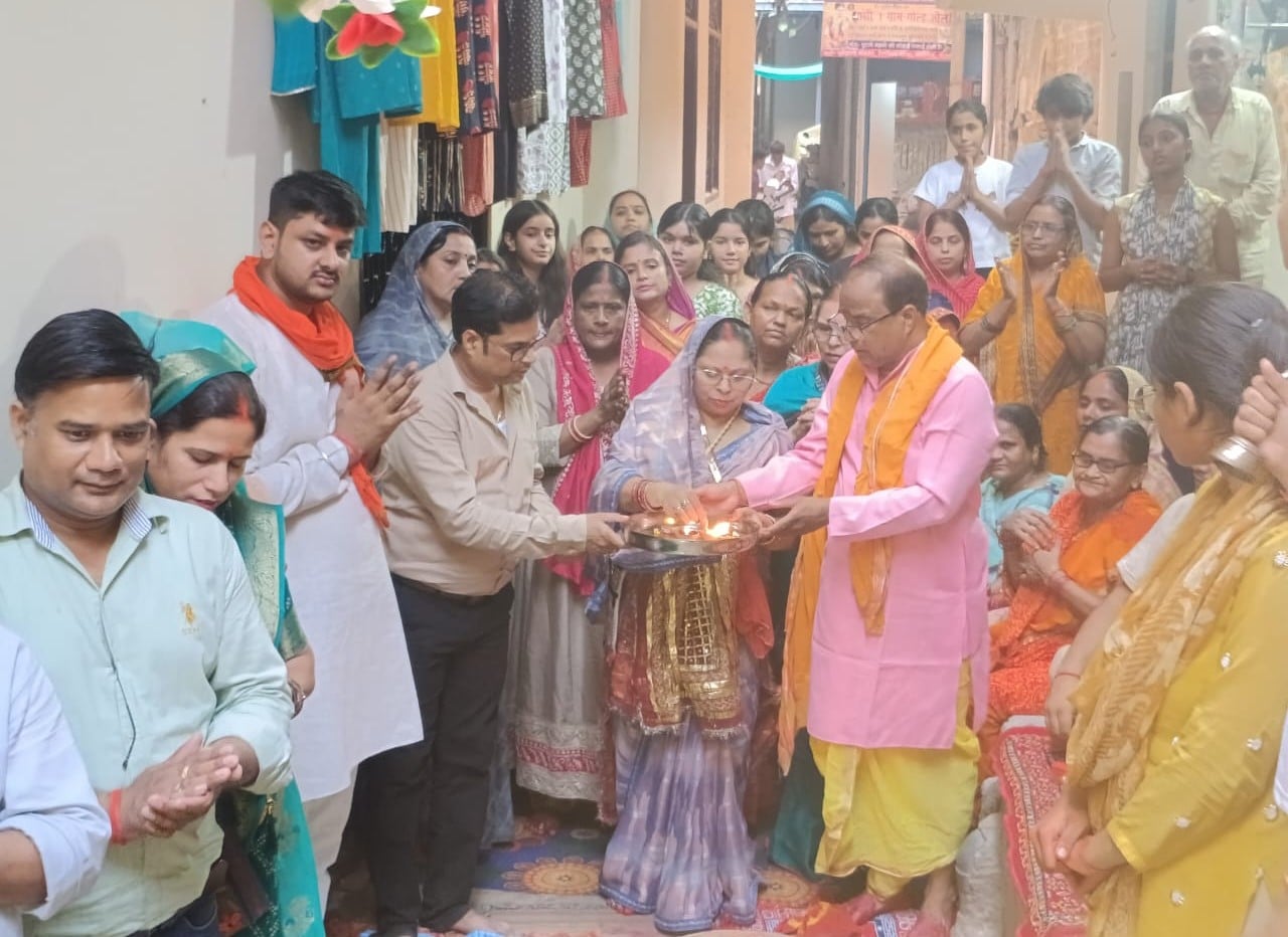 ज्ञानपुर में हाथ से मां दुर्गा की मूर्ती बनाकर पुजा करता प्रांजल मोदनवाल। संवाद ज्ञानपुर में हाथ से मां दुर्गा की मूर्ती बनाकर पुजा करता प्रांजल मोदनवाल। संवाद