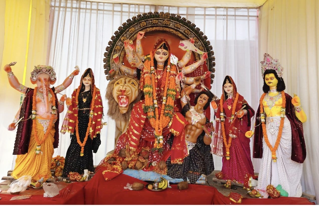 ज्ञानपुर में हाथ से मां दुर्गा की मूर्ती बनाकर पुजा करता प्रांजल मोदनवाल। संवाद ज्ञानपुर में हाथ से मां दुर्गा की मूर्ती बनाकर पुजा करता प्रांजल मोदनवाल। संवाद