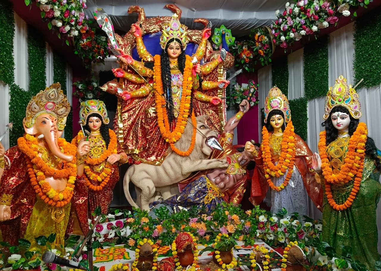 ज्ञानपुर में हाथ से मां दुर्गा की मूर्ती बनाकर पुजा करता प्रांजल मोदनवाल। संवाद ज्ञानपुर में हाथ से मां दुर्गा की मूर्ती बनाकर पुजा करता प्रांजल मोदनवाल। संवाद
