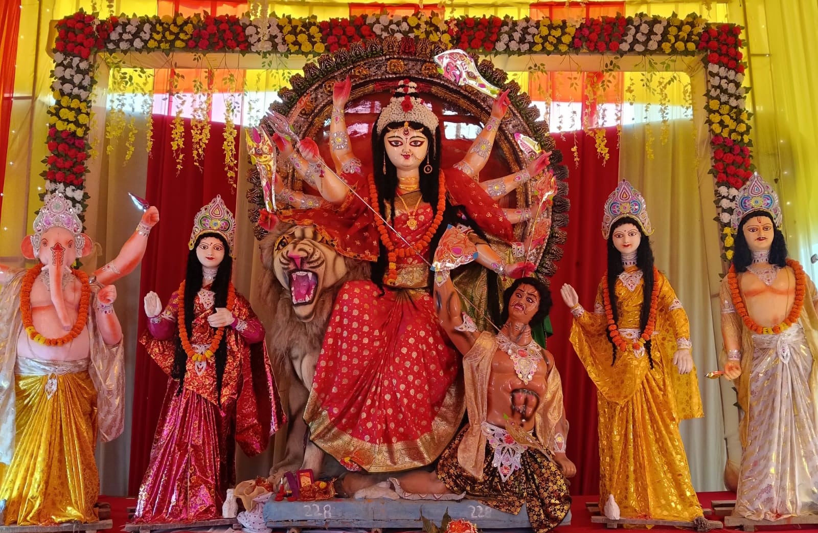 ज्ञानपुर में हाथ से मां दुर्गा की मूर्ती बनाकर पुजा करता प्रांजल मोदनवाल। संवाद ज्ञानपुर में हाथ से मां दुर्गा की मूर्ती बनाकर पुजा करता प्रांजल मोदनवाल। संवाद