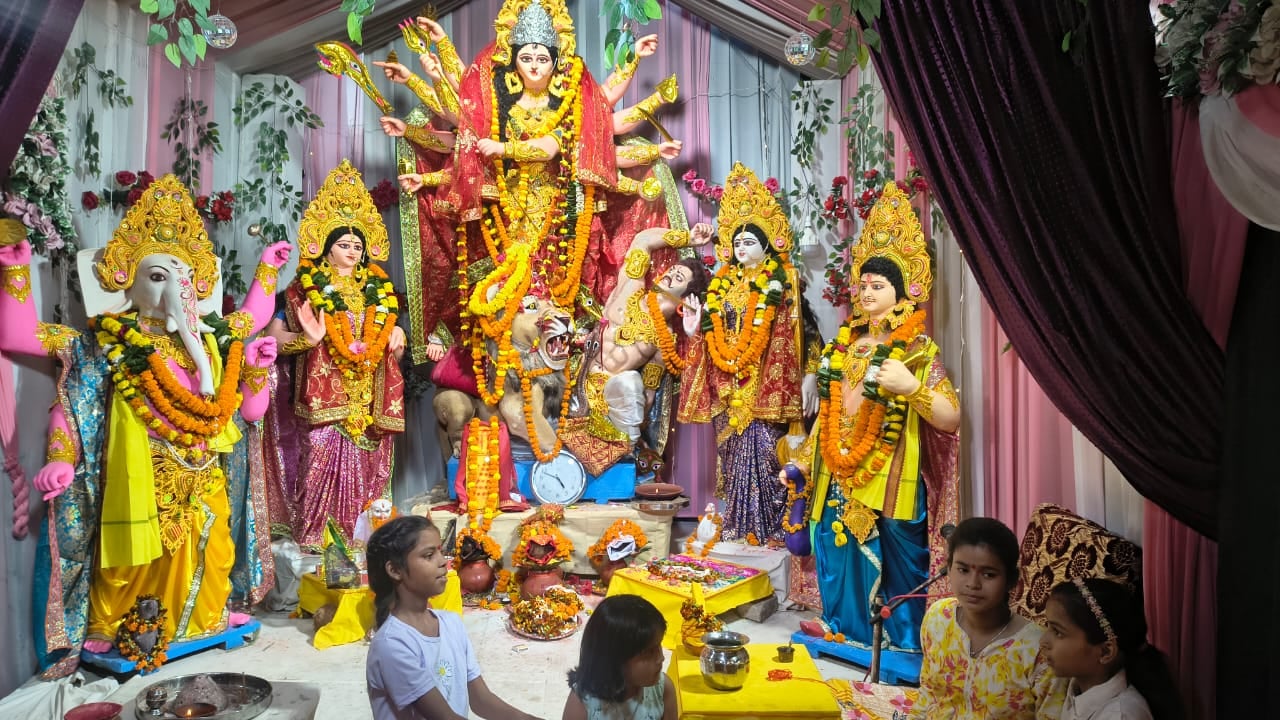 कछवां में राॅयल क्लब की ओर से स्थापित मां दुर्गा प्रतिमा।-संवाद। कछवां में राॅयल क्लब की ओर से स्थापित मां दुर्गा प्रतिमा।-संवाद।