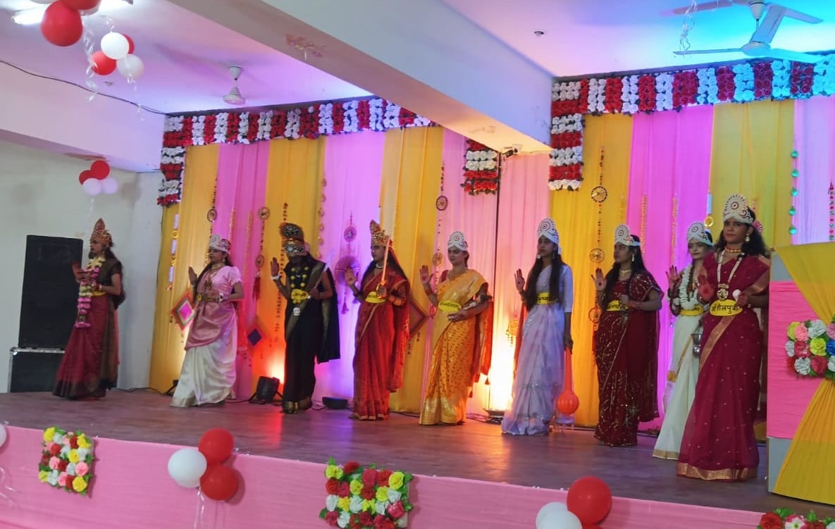 कॉलेज में डांडिया कार्यक्रम के दौरान प्रस्तुति देते विद्यार्थी। संवाद